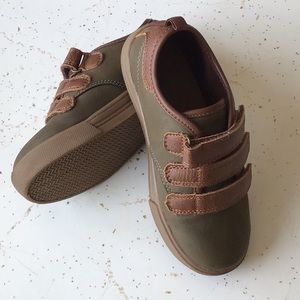 OshKosh Bgosh toddler boy’s size 11 casual shoes